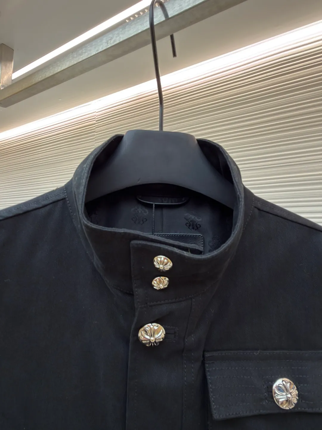 Chrome Hearts M65 work jacket ●Item number: 1682245-D90 ●Fabric: cotton fabric ●Technology: herringbone brushed production ●Color: black ●Version: loose fit ●Weight: about 1300 grams ●Size: S-M-L ●Description: Purchased from the original national specialty brand No. 51800. The custom-woven fabric is made of herringbone brushed 320g cotton material. It is matched with garment dyeing + dirty washing + distressing process. (minimum quantity 2000 meters). Customized jacquard lining. Add soft water washing. Customized 8# placket double-ended zipper. Customized 8# waist pocket zipper. Customized 5# Inner pocket zipper. Customized 20mm I-shaped buckle. Customized 25mm I-shaped buckle. Customized 15mm four-in-one buckle. Customized placket four-in-one concealed button. Customized genuine leather trademark. Size. Produced by a large factory, it is very test of workmanship. Full of street feel. Compare workmanship details to counters. Instant sale of the market version. The overall wiring is straight and delicate, the fabric is comfortable and soft, and the color is consistent without color difference. It can be matched with the same style to create a fashionable look and control various occasions. Customized accessories, complete with three standards, same style for men and women!